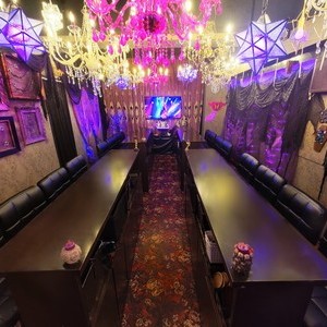 ゴシックなインテリアや豪華なシャンデリアがところせましとある店内！